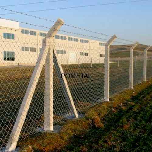 beton direkli tel çit üzerine dikenli tel