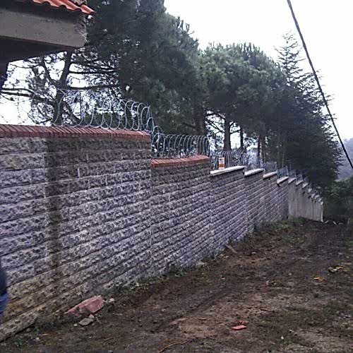 Duvar üstü düzlemsel jiletli tel uygulaması