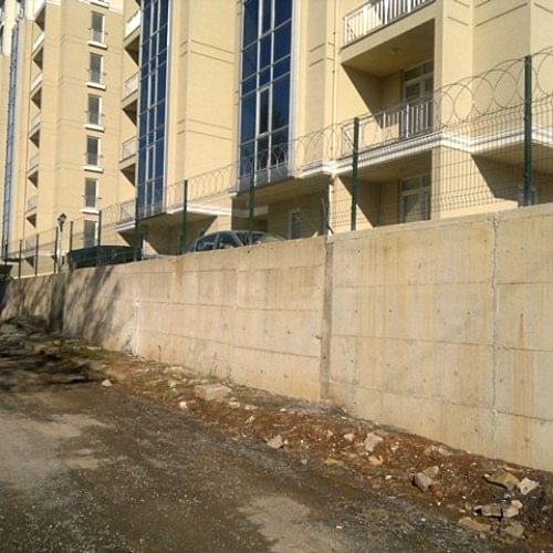 panel çit üstü düzlemsel jiletli tel uygulaması