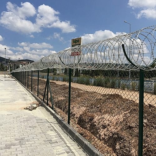 panel çit üstü helezon jiletli tel uygulaması